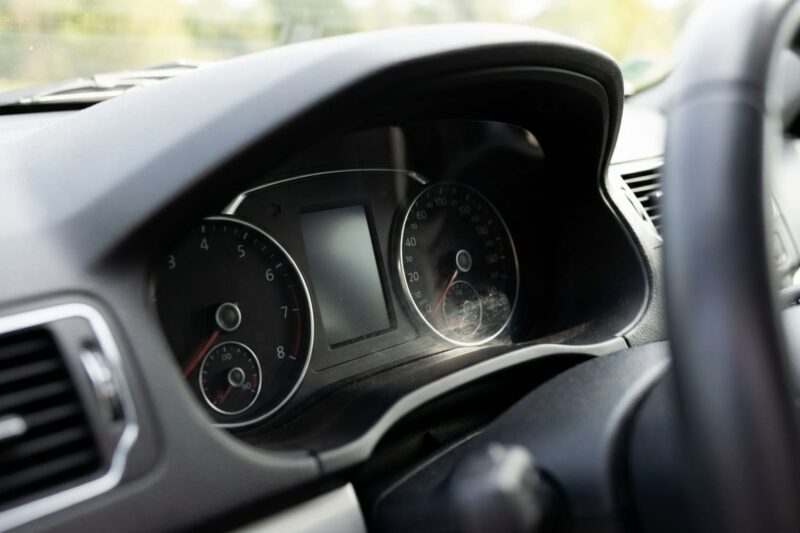 Can a bad DC-DC converter cause a dead instrument cluster and prevent the car from starting?