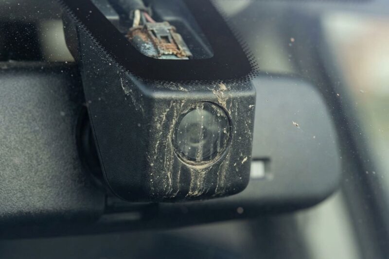 Kann ein verschmutzter Regensensor (hinter dem Rückspiegel) zu zufälligem Scheibenwischerbetrieb führen?