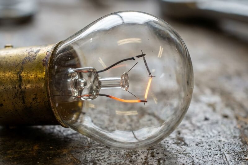 Kann eine Doppelfadenlampe nur einen intakten Glühfaden haben? Standlicht funktioniert, aber Bremslicht fällt aus.