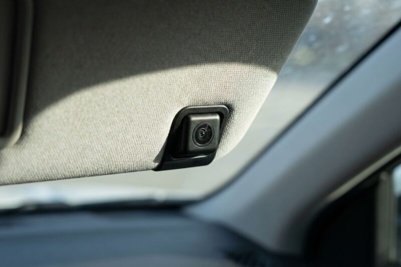 Kann eine Sonnenblende die Fahrerüberwachungskamera blockieren?