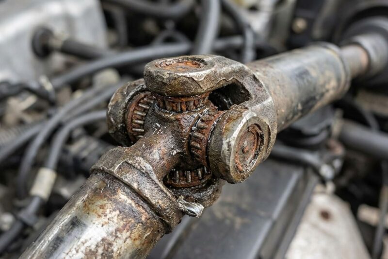 Kann ein verschlissenes Kardangelenk in der Lenksäule zu Lenkradvibrationen bei höheren Geschwindigkeiten führen?