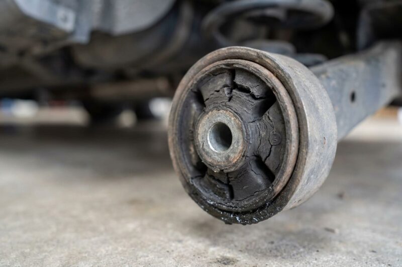 Können verschlissene Querlenkerbuchsen am Hinterrad zu Spurproblemen bei Autobahngeschwindigkeit führen?