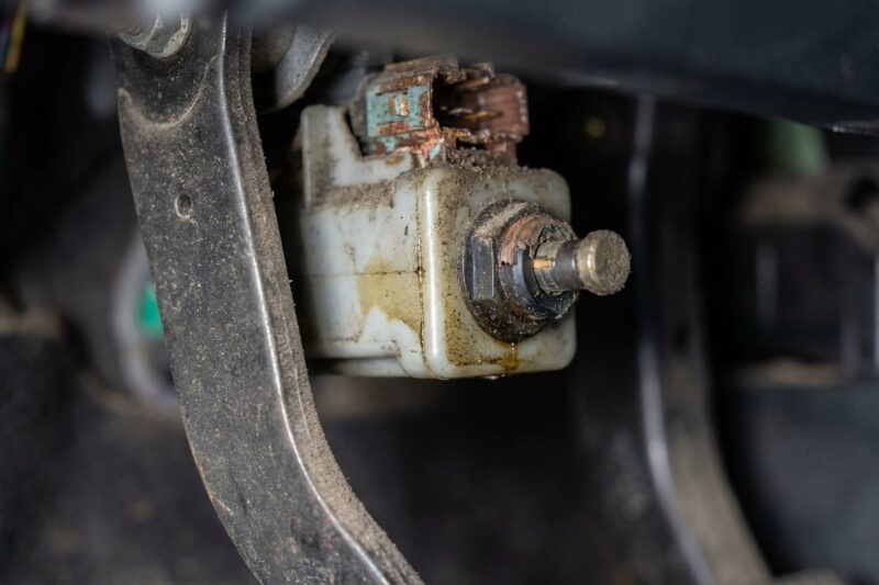 Cruise Control schaltet bei leichtem Bremsdruck ab? Prüfen Sie den Bremslichtschalter.