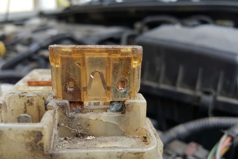 Scheinwerfer nach Glühbirnenwechsel defekt? Prüfen Sie zuerst Sicherung oder Relais.