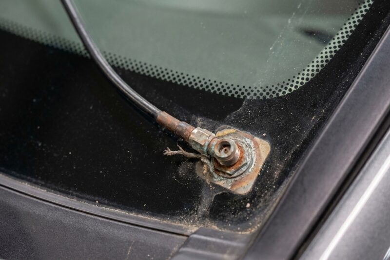 How In-Glass Antennas Work — And Why Radio Reception Fails After a Windshield Replacement
