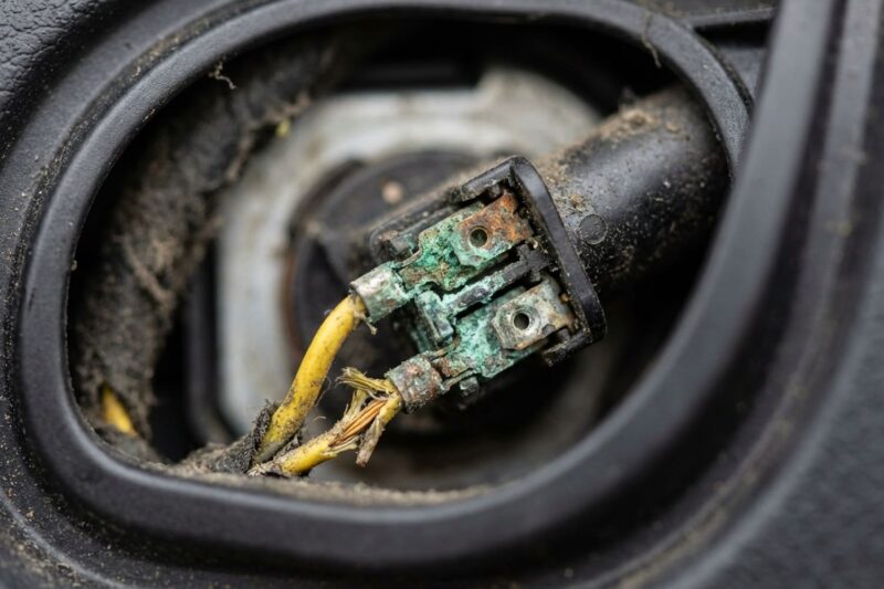 Wie man einen Fehler am Seitenairbag-Aufprallsensor diagnostiziert — Fehlercode oder Sichtprüfung?