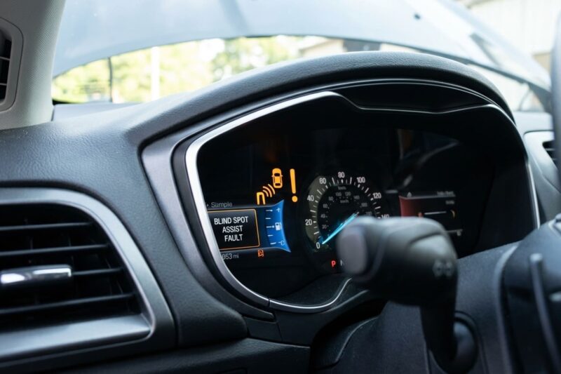 Fehlerdiagnose beim Blind Spot Monitoring (BSD) Sensor – Warnleuchte oder keine Warnung?