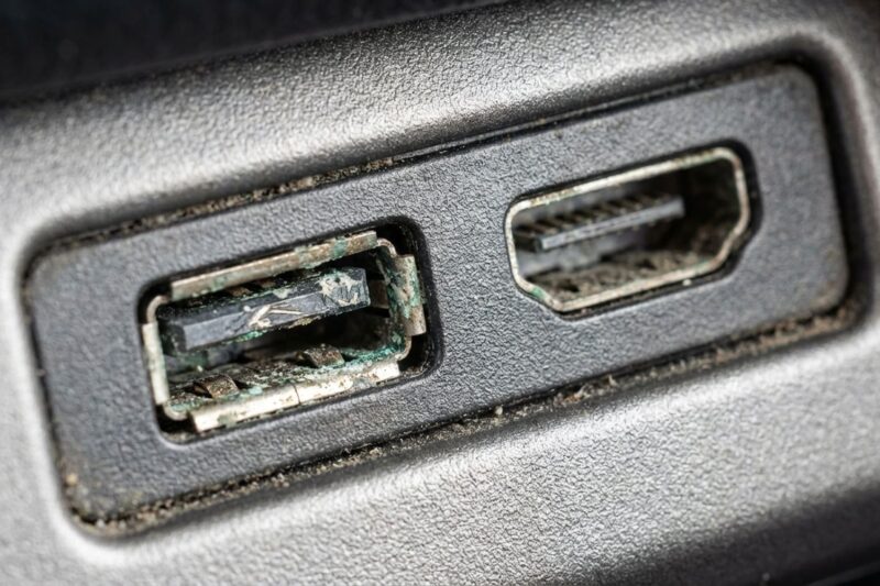 Wie man Verschleiß an USB-/HDMI-Anschlüssen im Mittelkonsolendiagnostiziert – Schlechte Kontakte oder Korrosion?