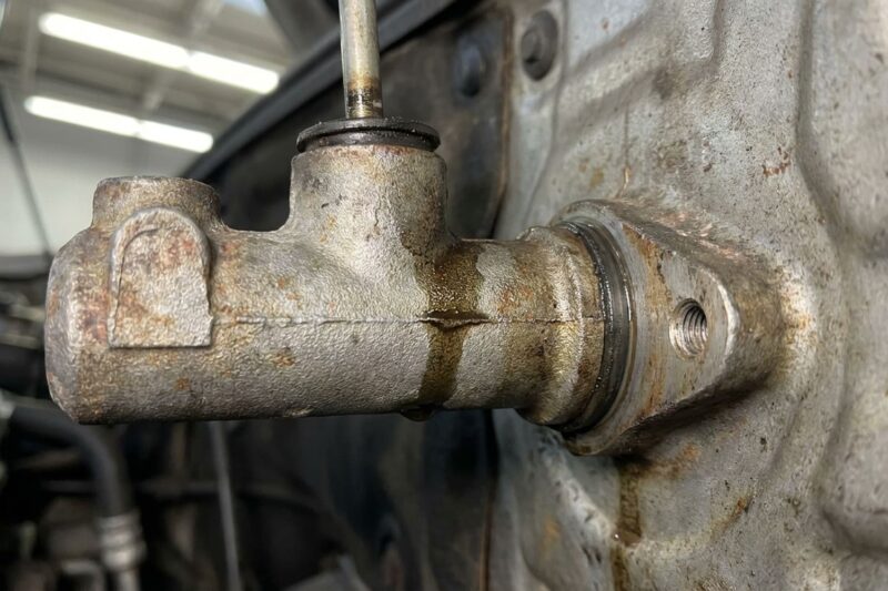 Wie man ein Kupplungspedal repariert, das nicht vollständig durchtritt: Luft im hydraulischen System oder ein defekter Hauptzylinder