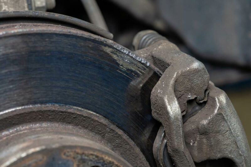 Wie man einen festgefahrenen Bremssattel repariert (Bremsbeläge schleifen auf der Bremsscheibe)