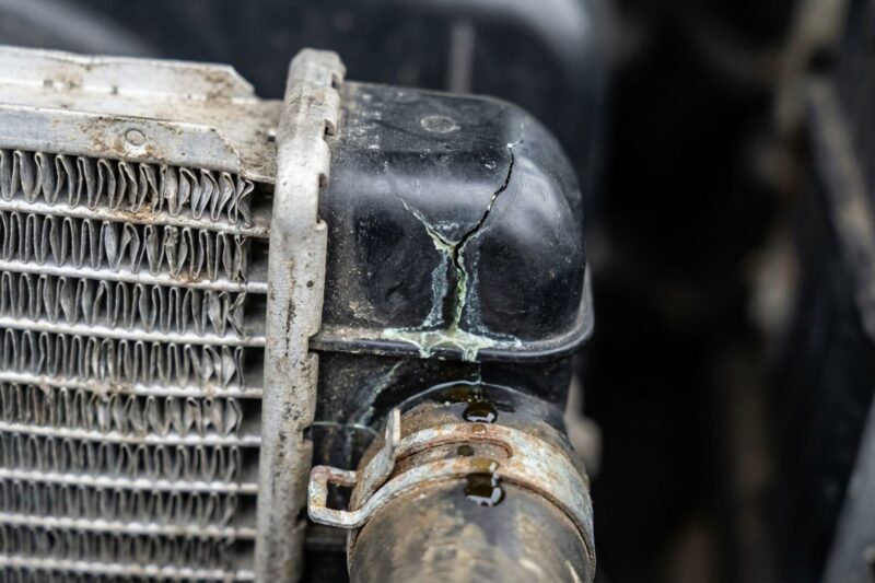 Wie man ein Kühlerleck erkennt: Dampf unter der Motorhaube oder Frostschutzgeruch?