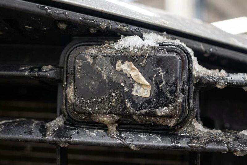 So erkennen Sie eine Blockierung des ACC-Radars – durch Schnee, Schmutz oder einen Aufkleber auf dem Kühlergrill