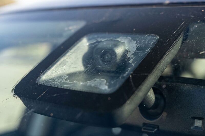 Wie erkennt man, ob die Kameravision Ihres Autos durch Windschutzscheibenkratzer oder Folienbeschädigung beeinträchtigt wird?