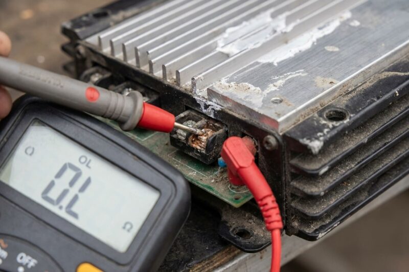 Wie man einen defekten Verstärker mit einem Tongenerator oder Multimeter prüft