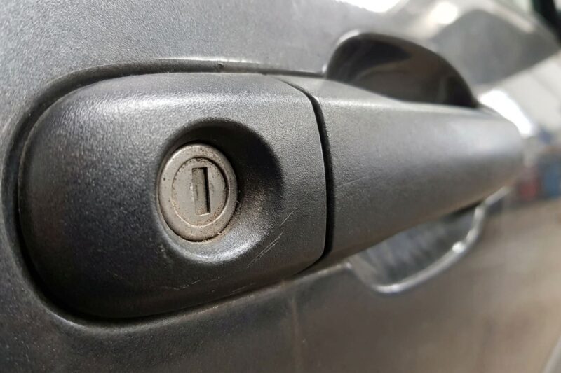 So entsperren Sie ein Keyless-Auto mit defekter Funkfernbedienung: Mechanisches Schloss vs. NFC
