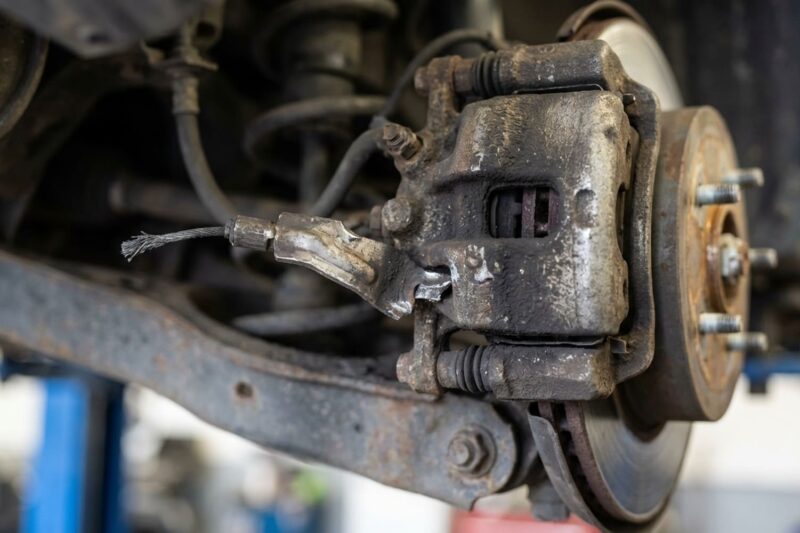 Was tun, wenn sich die Bremsen nach einem Unfall mit ausgelösten Gurtstraffern merkwürdig anfühlen: Wurde die Feststellbremse aktiviert?