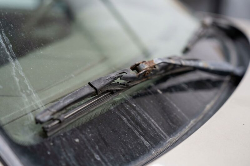 Why do windshield wipers bounce at high speeds on some models (like the BMW E60)?