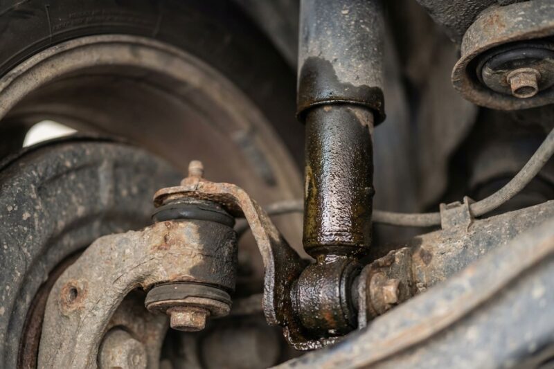 Warum driftet oder schwankt mein Auto bei Seitenwind auf der Autobahn? Liegt es an verschlissenen Stoßdämpfern?