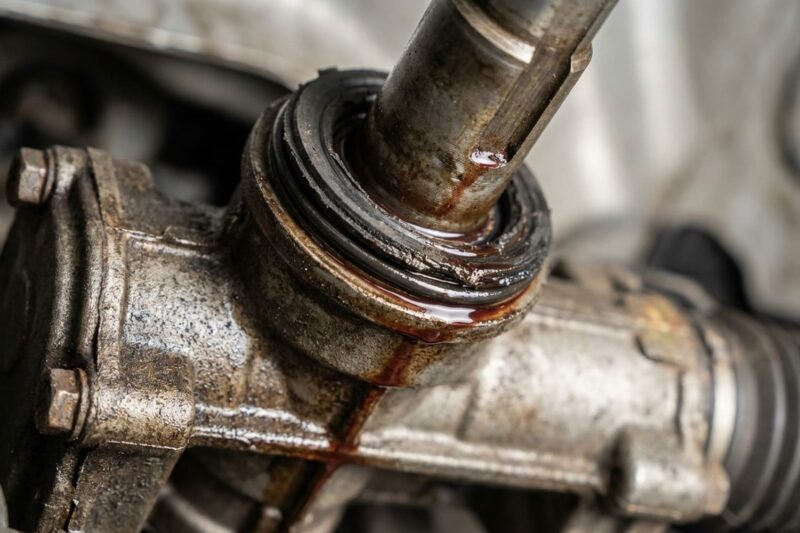 Warum tritt Servolenkungsöl an der Lenksäule älterer Mercedes (W210, W211) aus?