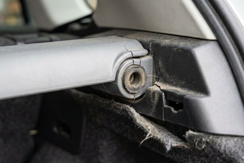 Warum klappert die Ladekante bei Kombis und Schräghecklimousinen auf unebener Straße?