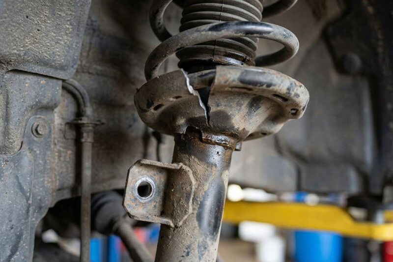 Warum ist mein Auto nach dem Stoßdämpferwechsel so steif? Falsche Teile oder Defekt?