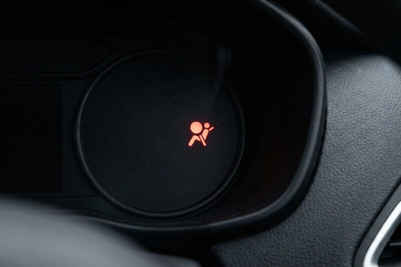 Warum gibt es nur einen Knieairbag für den Fahrer?