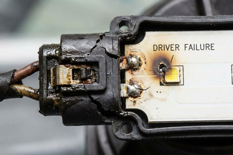 Warum LED-Scheinwerfer nicht „ausbrennen“, sondern nachlassen: Chip-Degradation oder Treiberausfall?