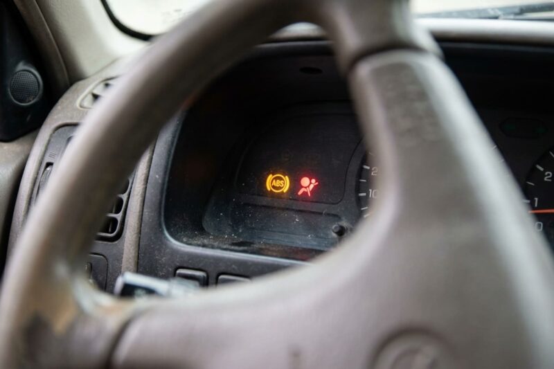 Warum OBD2 bei einigen Fahrzeugen (z.B. Renault vor 2010) keinen Zugriff auf ABS oder Airbag hat